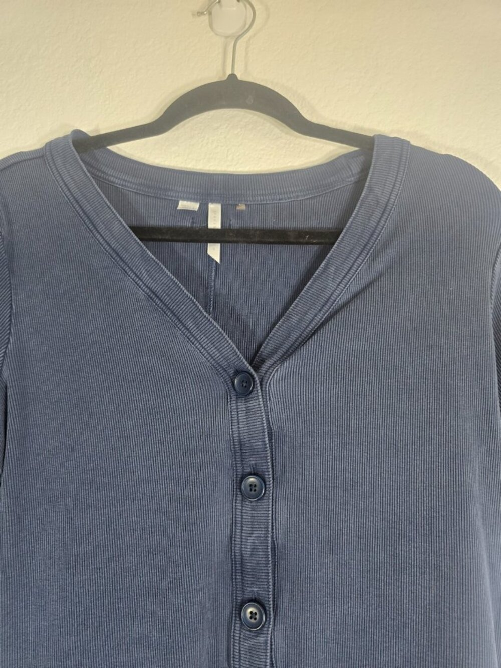 Travis Mathew Button Up Shirt Women Large Blue V Neck Ribbed Fitted Casual - Picture 2 of 8